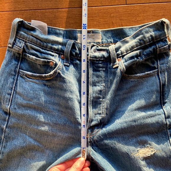 Aritzia’s altered Levi’s 501 jeans - Picture 7 of 8